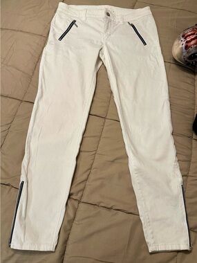 White House Black Market White Skinny Jeans with Black Zip Details size 6